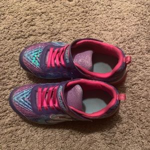 *SOLD* Girls Sketchers with lights Size 4 *SOLD*